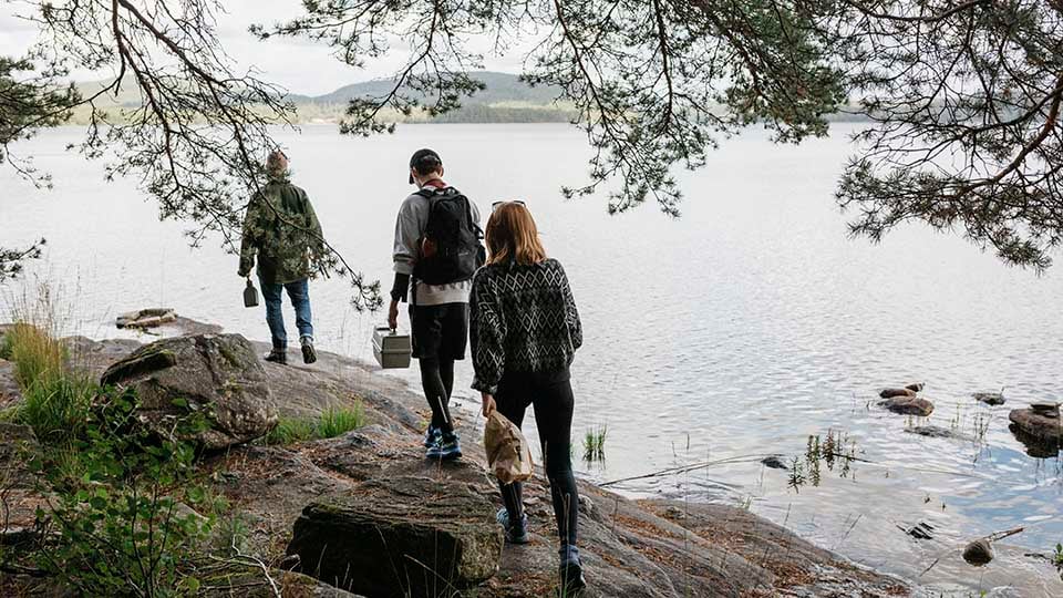 Tre personer vid en sj&ouml;, Stora Horredssj&ouml;n, Frilles&aring;s