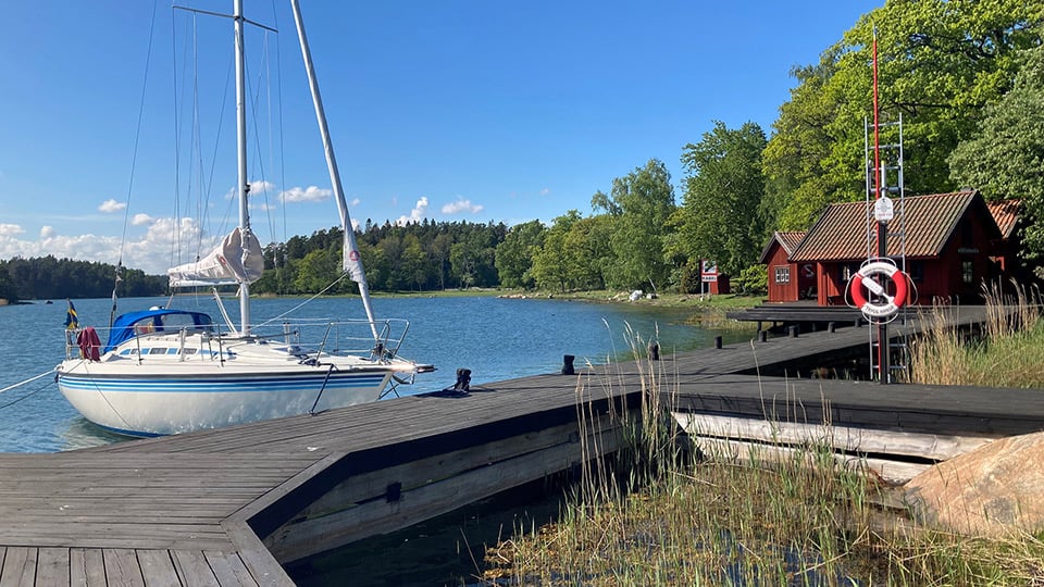 Segelbåt vid brygga